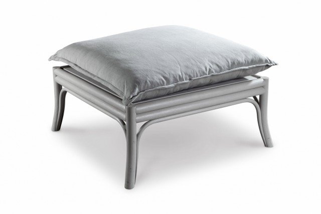 Grande e comodo, Bamboo di Cantori è un modello in legno massello curvato e tagliato al vivo, decorato manualmente con vernici ad acqua atossiche nelle tonalità pastello. Misura L 75 x P 75 x H 43 cm. Prezzo 1.332 euro per la versione base. www.cantori.it Grande e comodo, Bamboo di Cantori è un modello in legno massello curvato e tagliato al vivo, decorato manualmente con vernici ad acqua atossiche nelle tonalità pastello. Misura L 75 x P 75 x H 43 cm. Prezzo 1.332 euro per la versione base. www.cantori.it
