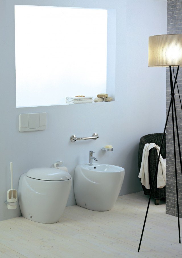 sanitari a pavimento della collezione Linea 470 di Ponte Giulio in porcellana bianca sanitari a pavimento della collezione Linea 470 di Ponte Giulio in porcellana bianca