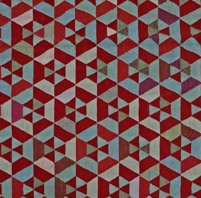 Il tappeto Hex Hex di Ligne Roset è tessuto a mano in materiali naturali come lana e seta; è caratterizzato da una decorazione kilim nei toni accesi del rosso fragola e del celeste. Prezzo su richiesta. www.ligne-roset.it Il tappeto Hex Hex di Ligne Roset è tessuto a mano in materiali naturali come lana e seta; è caratterizzato da una decorazione kilim nei toni accesi del rosso fragola e del celeste. Prezzo su richiesta. www.ligne-roset.it