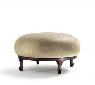 Fascino rétro per Plump di Fratelli Boffi, il modello con la struttura in legno massello intagliato; il rivestimento è in tessuto in una raffinata tonalità grigio perla. La forma arrotondata lo rende particolarmente confortevole. Misura ø 90 x H 47 cm. Prezzo su richiesta. www.fratelliboffi.com Fascino rétro per Plump di Fratelli Boffi, il modello con la struttura in legno massello intagliato; il rivestimento è in tessuto in una raffinata tonalità grigio perla. La forma arrotondata lo rende particolarmente confortevole. Misura ø 90 x H 47 cm. Prezzo su richiesta. www.fratelliboffi.com