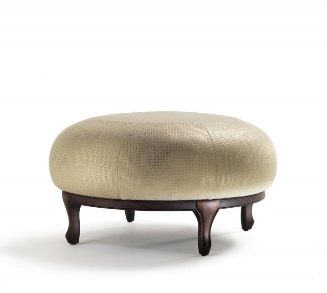 Fascino rétro per Plump di Fratelli Boffi, il modello con la struttura in legno massello intagliato; il rivestimento è in tessuto in una raffinata tonalità grigio perla. La forma arrotondata lo rende particolarmente confortevole. Misura ø 90 x H 47 cm. Prezzo su richiesta. www.fratelliboffi.com Fascino rétro per Plump di Fratelli Boffi, il modello con la struttura in legno massello intagliato; il rivestimento è in tessuto in una raffinata tonalità grigio perla. La forma arrotondata lo rende particolarmente confortevole. Misura ø 90 x H 47 cm. Prezzo su richiesta. www.fratelliboffi.com