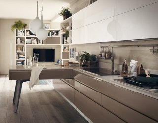 La composizione lineare Motus di Scavolini è caratterizzata dall’inedito cassetto sagomato sporgente, profondo 65 cm, posizionato sotto il piano. Le basi con cassetti e cestelli estraibili e le colonne, munite di anta con presa ricavata nel suo spessore, sono in laccato lucido grigio tundra, mentre i pensili sono in laccato lucido bianco prestige. I piani della cucina e del tavolo sono in Okite beige chiaro come l’alzatina, quelli delle basi soggiorno in laccato lucido grigio tundra. Prezzo su richiesta. www.scavolini.com La composizione lineare Motus di Scavolini è caratterizzata dall’inedito cassetto sagomato sporgente, profondo 65 cm, posizionato sotto il piano. Le basi con cassetti e cestelli estraibili e le colonne, munite di anta con presa ricavata nel suo spessore, sono in laccato lucido grigio tundra, mentre i pensili sono in laccato lucido bianco prestige. I piani della cucina e del tavolo sono in Okite beige chiaro come l’alzatina, quelli delle basi soggiorno in laccato lucido grigio tundra. Prezzo su richiesta. www.scavolini.com