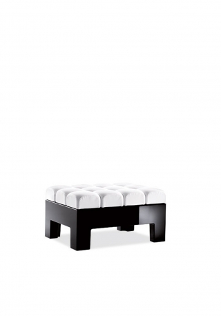 Può essere usato anche all’esterno Modì di Myyour il grande sgabello caratterizzato da un soffice cuscino in poliuretano rivestito bianco che poggia su un basamento in resistente Poleasy nero. Misura L 80 x P 60 x H 44 cm. Prezzo 1.509 euro. www.myyour.eu Può essere usato anche all’esterno Modì di Myyour il grande sgabello caratterizzato da un soffice cuscino in poliuretano rivestito bianco che poggia su un basamento in resistente Poleasy nero. Misura L 80 x P 60 x H 44 cm. Prezzo 1.509 euro. www.myyour.eu