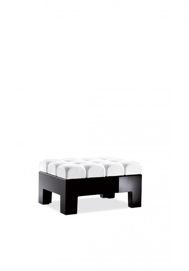 Può essere usato anche all’esterno Modì di Myyour il grande sgabello caratterizzato da un soffice cuscino in poliuretano rivestito bianco che poggia su un basamento in resistente Poleasy nero. Misura L 80 x P 60 x H 44 cm. Prezzo 1.509 euro. www.myyour.eu Può essere usato anche all’esterno Modì di Myyour il grande sgabello caratterizzato da un soffice cuscino in poliuretano rivestito bianco che poggia su un basamento in resistente Poleasy nero. Misura L 80 x P 60 x H 44 cm. Prezzo 1.509 euro. www.myyour.eu
