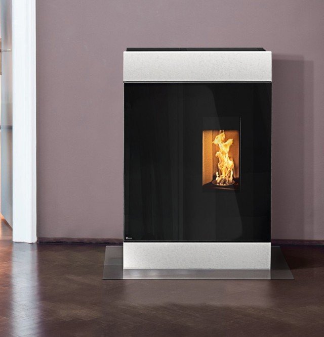 modello a pellet canalizzabile con potenza nominale di 9 kW Roco MultiAir di Rika modello a pellet canalizzabile con potenza nominale di 9 kW Roco MultiAir di Rika