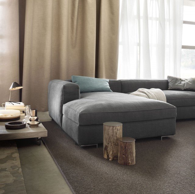 Snap (design Francesco Rota) è un sistema di imbottiti dalla spiccata componibilità, che permette soluzioni personalizzate sia lineari sia angolari, grazie ad elementi aggiuntivi come chaise-longue e pouf. Il colore grigio scuro ne esalta la geometria rigorosa, ritmata dallo schienale imbottito, e nel contempo l’ampiezza dimensionale, che rende questo divano il luogo elettivo del comfort e del relax. Snap (design Francesco Rota) è un sistema di imbottiti dalla spiccata componibilità, che permette soluzioni personalizzate sia lineari sia angolari, grazie ad elementi aggiuntivi come chaise-longue e pouf. Il colore grigio scuro ne esalta la geometria rigorosa, ritmata dallo schienale imbottito, e nel contempo l’ampiezza dimensionale, che rende questo divano il luogo elettivo del comfort e del relax.