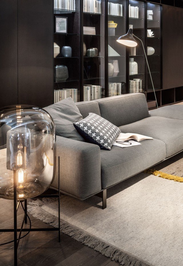 Yard (design Francesco Rota) può ampliare la sua funzionalità con l’aggiunta di piani di appoggio, mensole, contenitori. Accessori e cuscini sono sostenuti da una struttura a vista, su piedi giuntati da agganci a sezione triangolare, e questa elegante versione grigia ne esalta il raffinato equilibrio tra linea morbida e anima geometrica. Yard (design Francesco Rota) può ampliare la sua funzionalità con l’aggiunta di piani di appoggio, mensole, contenitori. Accessori e cuscini sono sostenuti da una struttura a vista, su piedi giuntati da agganci a sezione triangolare, e questa elegante versione grigia ne esalta il raffinato equilibrio tra linea morbida e anima geometrica.