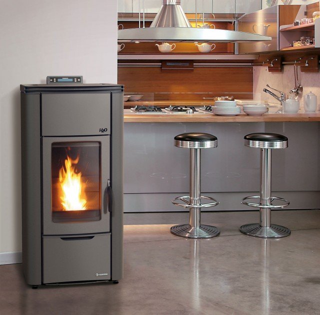 termostufa a pellet alimenta i radiatori e produce acqua calda sanitaria H2O 14 Easy di Thermorossi termostufa a pellet alimenta i radiatori e produce acqua calda sanitaria H2O 14 Easy di Thermorossi