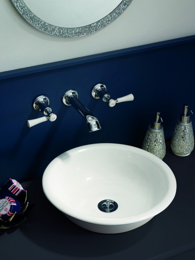 lavandino bagno a forma di bacinella Drayton 40 di Victoria + Albert realizzato in Quarrycast® lavandino bagno a forma di bacinella Drayton 40 di Victoria + Albert realizzato in Quarrycast®