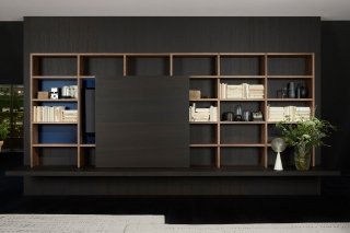 System Pensile di Porro è un sistema modulare caratterizzato da ampie scaffalature a giorno; al centro trova posto la nuova anta scorrevole sospesa realizzata in rovere termotrattato che scherma il televisore rivelando un fondale blu illuminato da luce a led. I pensili a profondità ridotta sono in noce canaletto. Prezzo su richiesta. www.porro.com System Pensile di Porro è un sistema modulare caratterizzato da ampie scaffalature a giorno; al centro trova posto la nuova anta scorrevole sospesa realizzata in rovere termotrattato che scherma il televisore rivelando un fondale blu illuminato da luce a led. I pensili a profondità ridotta sono in noce canaletto. Prezzo su richiesta. www.porro.com