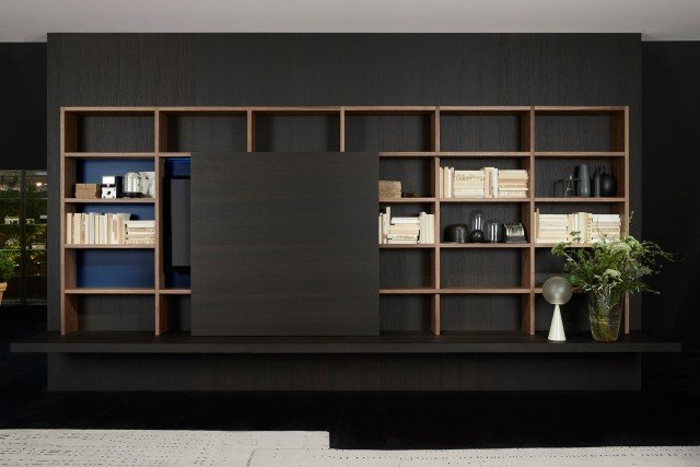 System Pensile di Porro è un sistema modulare caratterizzato da ampie scaffalature a giorno; al centro trova posto la nuova anta scorrevole sospesa realizzata in rovere termotrattato che scherma il televisore rivelando un fondale blu illuminato da luce a led. I pensili a profondità ridotta sono in noce canaletto. Prezzo su richiesta. www.porro.com System Pensile di Porro è un sistema modulare caratterizzato da ampie scaffalature a giorno; al centro trova posto la nuova anta scorrevole sospesa realizzata in rovere termotrattato che scherma il televisore rivelando un fondale blu illuminato da luce a led. I pensili a profondità ridotta sono in noce canaletto. Prezzo su richiesta. www.porro.com