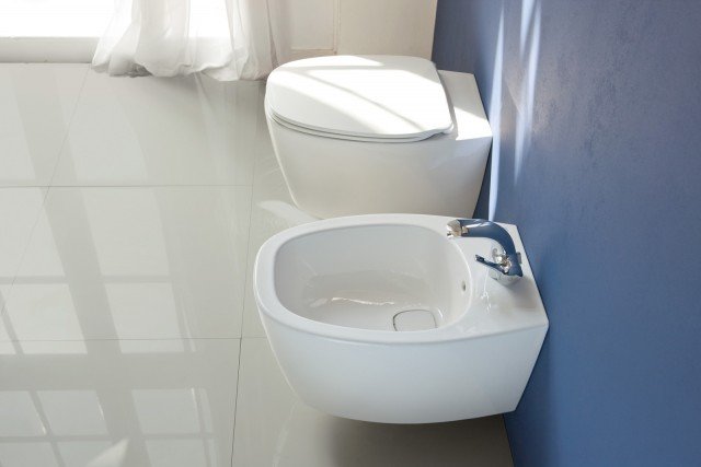 Sono in ceramica bianca i sanitari sospesi della collezione DEA di Ideal Standard dalle linee sottili ed eleganti. Il vaso è disponibile con scarico dotato della tecnologia AquaBlade® per un’igiene perfetta. Entrambi misurano L 55 x P 36,5 cm. Prezzo del vaso con sedile slim 624 euro, prezzo del bidet 452 euro. www.idealstandard.it Sono in ceramica bianca i sanitari sospesi della collezione DEA di Ideal Standard dalle linee sottili ed eleganti. Il vaso è disponibile con scarico dotato della tecnologia AquaBlade® per un’igiene perfetta. Entrambi misurano L 55 x P 36,5 cm. Prezzo del vaso con sedile slim 624 euro, prezzo del bidet 452 euro. www.idealstandard.it