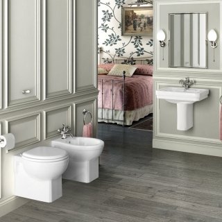 water e bidet sospesi Wall-pung pan di Burlington, distribuiti da Regia in bagno stile classico water e bidet sospesi Wall-pung pan di Burlington, distribuiti da Regia in bagno stile classico