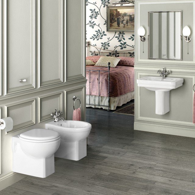 Si inseriscono perfettamente in un bagno in stile classico i sanitari sospesi Wall-pung pan di Burlington, distribuiti da Regia. In ceramica bianca, misurano entrambi L 35,5 x P 50 cm. Prezzo del vaso, escluso sedile, 349 euro. www.regia.it Si inseriscono perfettamente in un bagno in stile classico i sanitari sospesi Wall-pung pan di Burlington, distribuiti da Regia. In ceramica bianca, misurano entrambi L 35,5 x P 50 cm. Prezzo del vaso, escluso sedile, 349 euro. www.regia.it