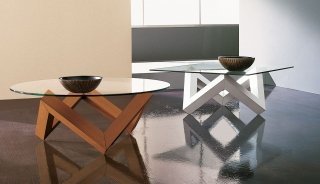 5. Zen di Riflessi ha la struttura di sostegno con una forma scultorea realizzata in rovere tinto nelle varianti wengé, bianco, grigio, cenere, tabacco o naturale. Il piano in vetro trasparente è disponibile nella versione rotonda o quadrata. Misura ø 100 x H 40 cm e L 90 x P 90 x H 40 cm. Prezzo 549 euro per la versione base. www.riflessisrl.it 5. Zen di Riflessi ha la struttura di sostegno con una forma scultorea realizzata in rovere tinto nelle varianti wengé, bianco, grigio, cenere, tabacco o naturale. Il piano in vetro trasparente è disponibile nella versione rotonda o quadrata. Misura ø 100 x H 40 cm e L 90 x P 90 x H 40 cm. Prezzo 549 euro per la versione base. www.riflessisrl.it