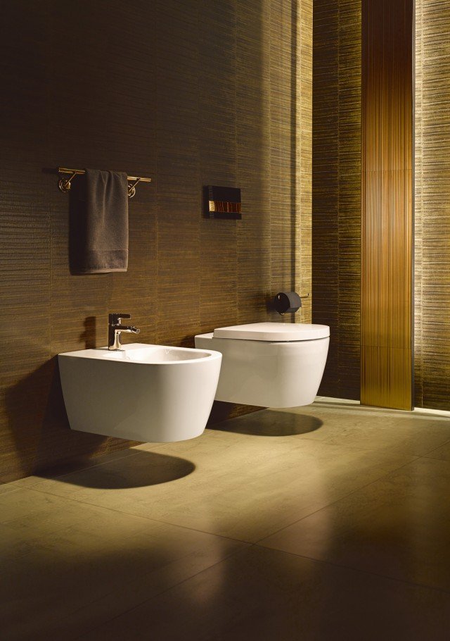 È di by Philippe Starck il design dei sanitari sospesi ME by Starck di Duravit. In ceramica bianca, hanno fissaggi nascosti. Il vaso ha scarico di soli 4,5 litri. Entrambi misurano L 37 x P 57 cm. Prezzo del vaso 340 euro, prezzo del bidet 305 euro. www.duravit.it È di by Philippe Starck il design dei sanitari sospesi ME by Starck di Duravit. In ceramica bianca, hanno fissaggi nascosti. Il vaso ha scarico di soli 4,5 litri. Entrambi misurano L 37 x P 57 cm. Prezzo del vaso 340 euro, prezzo del bidet 305 euro. www.duravit.it