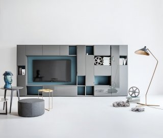 Selecta di Lema è una vera e propria architettura a parete personalizzabile dotata di un ampio vano Tv che permette di inserire anche un maxi schermo; l’alternanza fra gli elementi aperti e chiusi rende la composizione leggera. Le ante sono laccate opaco Fango e lucido Alga, i vani a giorno hanno il fondo color Avio. Prezzo su richiesta. www.lemamobili.com Selecta di Lema è una vera e propria architettura a parete personalizzabile dotata di un ampio vano Tv che permette di inserire anche un maxi schermo; l’alternanza fra gli elementi aperti e chiusi rende la composizione leggera. Le ante sono laccate opaco Fango e lucido Alga, i vani a giorno hanno il fondo color Avio. Prezzo su richiesta. www.lemamobili.com
