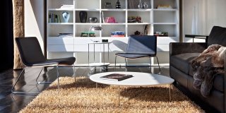 7. Bonnie di Alma Design ha le sottili gambe interamente realizzate in acciaio cromato e il piano ovale in Mdf laccato bianco; è facilmente smontabile. Misura L 100 x P 76 x H 25 cm. Prezzo 564,86 euro per la versione base. www.almadesignsrl.it 7. Bonnie di Alma Design ha le sottili gambe interamente realizzate in acciaio cromato e il piano ovale in Mdf laccato bianco; è facilmente smontabile. Misura L 100 x P 76 x H 25 cm. Prezzo 564,86 euro per la versione base. www.almadesignsrl.it