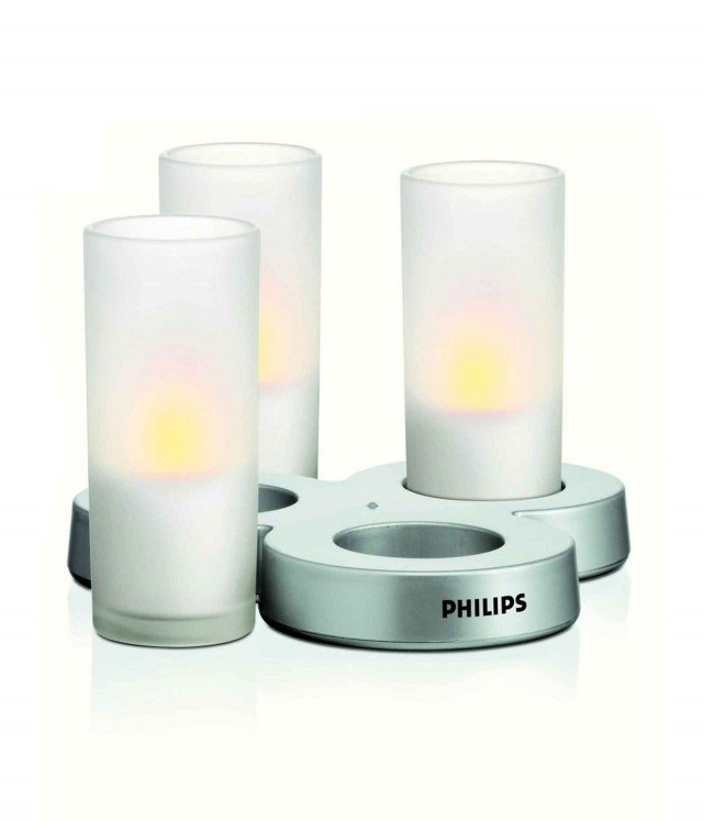 Le nuove candele solari ricaricabili Imageo Candle Light di Philips creano una calda e avvolgente atmosfera in tutta casa senza la possibilità di bruciarsi e i rischi provocati da una vera fiamma, fumo e cera bollente. L’effetto è lo stesso, ma si tratta di luci a LED waterproof, adatte, quindi, sia per interni che per esterni. Set di 3 fotofori trasparenti con base di ricarica color argento. Potenza 6 W. Voltaggio 230 V. Flusso luminoso 1 lm. Prezzo circa 40,00 euro. www.philips.it Le nuove candele solari ricaricabili Imageo Candle Light di Philips creano una calda e avvolgente atmosfera in tutta casa senza la possibilità di bruciarsi e i rischi provocati da una vera fiamma, fumo e cera bollente. L’effetto è lo stesso, ma si tratta di luci a LED waterproof, adatte, quindi, sia per interni che per esterni. Set di 3 fotofori trasparenti con base di ricarica color argento. Potenza 6 W. Voltaggio 230 V. Flusso luminoso 1 lm. Prezzo circa 40,00 euro. www.philips.it