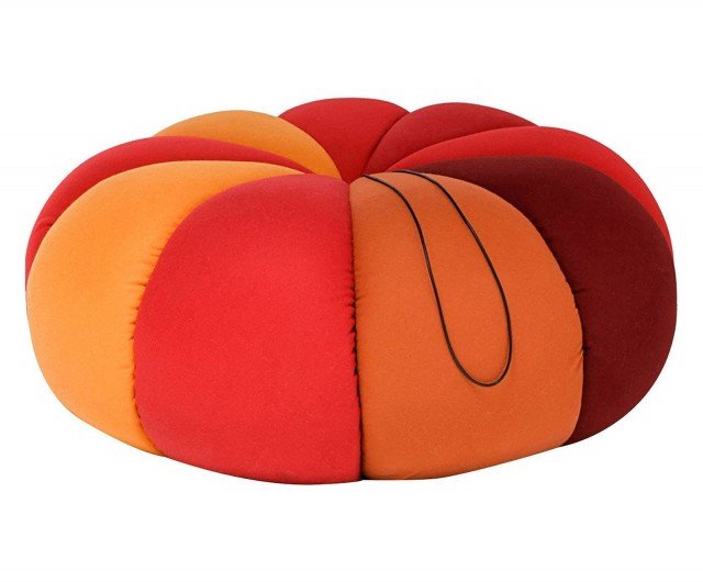 Zucca è un pouf in panno arancione divertente e curioso, capace di raccontare la magia dell’autunno con le sue linee soffici e bombate, strizzando l’occhio al caratteristico Jack-o’-Lantern di Halloween. Un morbido tocco di stile adatto ad ogni ambiente, che rende felici adulti e bambini. Misura 120 X 42 cm. Prezzo circa 599,00 euro. www.dalani.it Zucca è un pouf in panno arancione divertente e curioso, capace di raccontare la magia dell’autunno con le sue linee soffici e bombate, strizzando l’occhio al caratteristico Jack-o’-Lantern di Halloween. Un morbido tocco di stile adatto ad ogni ambiente, che rende felici adulti e bambini. Misura 120 X 42 cm. Prezzo circa 599,00 euro. www.dalani.it