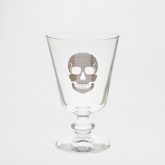 Anche la tavola si arreda in tema Halloween grazie ai calici con teschio intagliato della collezione Zara Home. 100% vetro. Misure 8,5 L X 8,5 P X H 13,5 cm. Prezzo singolo bicchiere 4,99 euro. www.zarahome.com Anche la tavola si arreda in tema Halloween grazie ai calici con teschio intagliato della collezione Zara Home. 100% vetro. Misure 8,5 L X 8,5 P X H 13,5 cm. Prezzo singolo bicchiere 4,99 euro. www.zarahome.com