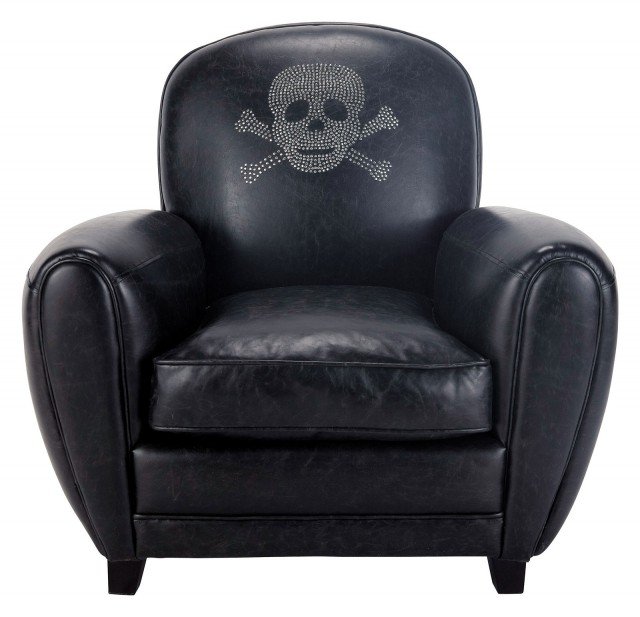 La poltrona in similpelle nera con teschio sparrow proposta da Maison du Monde è rappresenta allo stesso tempo un complemente d’arredo di grande design. La struttura è realizzata in pino e compensato con piedi in pino tinto wengé, vernice nitrocellulosica satinata. Rivestimento: tessuto similpelle (75% poliuretano e 25% poliestere), color nero, aspetto invecchiato, motivo borchiato. Imbottitura struttura, schienale e braccioli: schiuma poliuretanica (densità 18/21 kg/m3). Imbottitura cuscino della seduta: schiuma poliuretanica (densità 25 kg/m3) + misto piume 30% e fiocchi di schiuma 70%. Cuscino della seduta sfoderabile. Sospensioni con cinghie elastiche. Prezzo 329,90 euro. www.maisonsdumonde.com La poltrona in similpelle nera con teschio sparrow proposta da Maison du Monde è rappresenta allo stesso tempo un complemente d’arredo di grande design. La struttura è realizzata in pino e compensato con piedi in pino tinto wengé, vernice nitrocellulosica satinata. Rivestimento: tessuto similpelle (75% poliuretano e 25% poliestere), color nero, aspetto invecchiato, motivo borchiato. Imbottitura struttura, schienale e braccioli: schiuma poliuretanica (densità 18/21 kg/m3). Imbottitura cuscino della seduta: schiuma poliuretanica (densità 25 kg/m3) + misto piume 30% e fiocchi di schiuma 70%. Cuscino della seduta sfoderabile. Sospensioni con cinghie elastiche. Prezzo 329,90 euro. www.maisonsdumonde.com