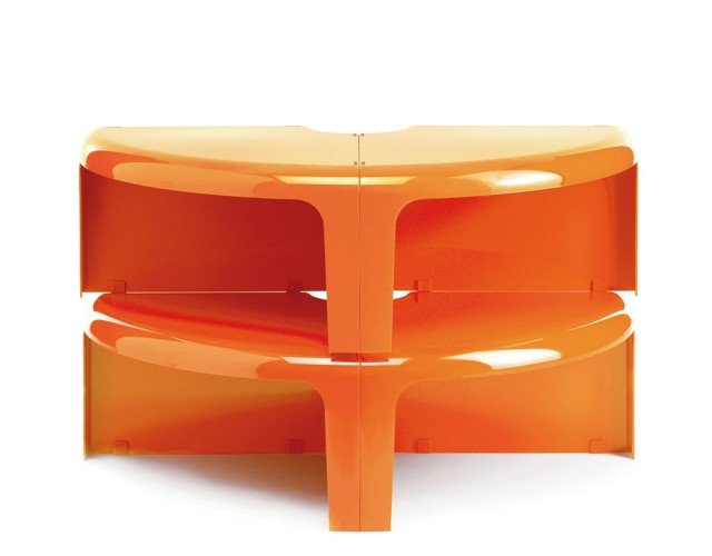Dato che ad Halloween niente è quello che sembra, ecco una simpatica e versatile linea d’arredo di cui fanno parte numerosi prodotti che possono essere utilizzati in modalità differente, trasformandosi sia a livello visivo che funzionale. Come il Coffee Table 4/4 che si trasforma in libreria modulare in pochi gesti. Realizzato in ABS stampato ad iniezione, è formato da quattro moduli che, accostati o sovrapposti tra loro, permettono di “giocare” con le forme e con la connotazione. Quattroquarti (4/4) infatti, può essere utilizzato come tavolino e come libreria anche nei contesti più disparati come ad esempio nella camera dei più piccoli. Design di Rodolfo Bonetto. Colore orange. www.b-line.it Dato che ad Halloween niente è quello che sembra, ecco una simpatica e versatile linea d’arredo di cui fanno parte numerosi prodotti che possono essere utilizzati in modalità differente, trasformandosi sia a livello visivo che funzionale. Come il Coffee Table 4/4 che si trasforma in libreria modulare in pochi gesti. Realizzato in ABS stampato ad iniezione, è formato da quattro moduli che, accostati o sovrapposti tra loro, permettono di “giocare” con le forme e con la connotazione. Quattroquarti (4/4) infatti, può essere utilizzato come tavolino e come libreria anche nei contesti più disparati come ad esempio nella camera dei più piccoli. Design di Rodolfo Bonetto. Colore orange. www.b-line.it