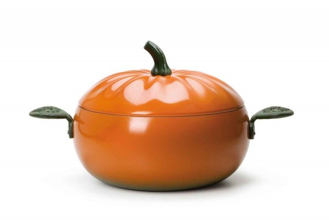 La pentola Zucchilla è ideale per minestre, risotti, legumi. La casseruola a due manici della linea DESIGN di ILLA unisce ottime prestazioni antiaderenti ad un aspetto unico e davvero originale, la sua forma a zucca, infatti, rende invitanti i piatti anche per i più piccini! Rivestimento interno in antiaderente TeflonDuPont. Esterno verniciato in colore giallo/arancio. Spessore medio 2,7 mm Capacità 5,5 l. Prezzo e-shop 42,40 euro. www.illa.it La pentola Zucchilla è ideale per minestre, risotti, legumi. La casseruola a due manici della linea DESIGN di ILLA unisce ottime prestazioni antiaderenti ad un aspetto unico e davvero originale, la sua forma a zucca, infatti, rende invitanti i piatti anche per i più piccini! Rivestimento interno in antiaderente TeflonDuPont. Esterno verniciato in colore giallo/arancio. Spessore medio 2,7 mm Capacità 5,5 l. Prezzo e-shop 42,40 euro. www.illa.it