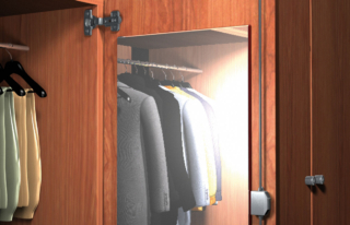 Specchio fissato senza forare all'ante interna dell'armadio - Fischer Specchio fissato senza forare all'ante interna dell'armadio - Fischer