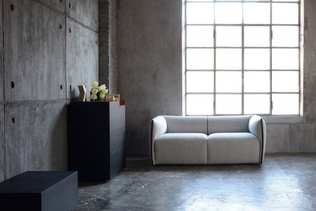 MDF ITALIA La famiglia Mia di MDF Italia - design Francesco Bettoni - quest’anno si arricchisce della variante L ed XL. La collezione è infatti completata da un divano 2 posti da 150 cm ed un divano 2 posti extra da 174 cm. Mia si distingue per le linee arrotondate, per la seduta avvolgente e per il soffice rigonfiamento del bracciolo e dello schienale che rimanda all’immagine di un cuscino piegato. Misure divano 2 posti: L150 x P83 x H70 cm . Misure divano 2 posti extra: L174x P83 x H70 cm. Il costo al pubblico del divano 2 posti è a partire da € 2.730. www.mdfitalia.it MDF ITALIA La famiglia Mia di MDF Italia - design Francesco Bettoni - quest’anno si arricchisce della variante L ed XL. La collezione è infatti completata da un divano 2 posti da 150 cm ed un divano 2 posti extra da 174 cm. Mia si distingue per le linee arrotondate, per la seduta avvolgente e per il soffice rigonfiamento del bracciolo e dello schienale che rimanda all’immagine di un cuscino piegato. Misure divano 2 posti: L150 x P83 x H70 cm . Misure divano 2 posti extra: L174x P83 x H70 cm. Il costo al pubblico del divano 2 posti è a partire da € 2.730. www.mdfitalia.it
