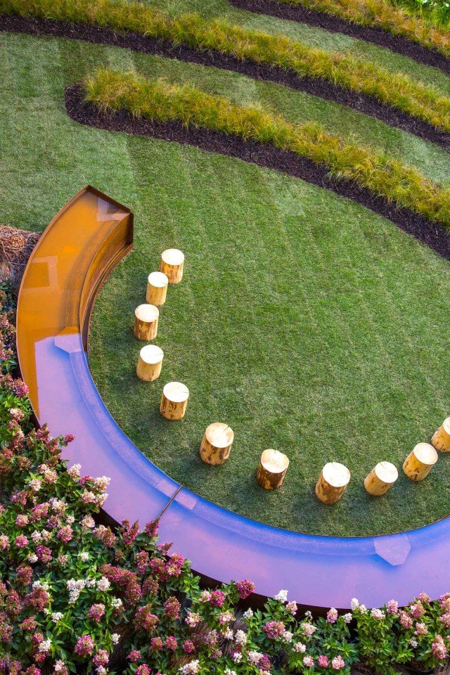 "Il giardino dei Sensi" di Lucia Panzetta installato nel cortile d'onore di Palazzo Cernezzi a Como "Il giardino dei Sensi" di Lucia Panzetta installato nel cortile d'onore di Palazzo Cernezzi a Como