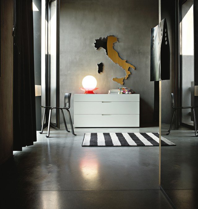 Flin (Officinadesign Lema) è un sistema di contenitori a cassetti per la zona notte dal disegno classicamente minimale, che può essere scelto senza problemi anche per il soggiorno. Gli elementi, disponibili in più dimensioni e finiture (laccate sia lucide sia opache), si possono accostare per creare allungati paesaggi domestici in scala ridotta o restare protagonisti singoli. L 60/120,2/125/160 x H 28/65,5 x P 47,6/57,1 cm. Flin (Officinadesign Lema) è un sistema di contenitori a cassetti per la zona notte dal disegno classicamente minimale, che può essere scelto senza problemi anche per il soggiorno. Gli elementi, disponibili in più dimensioni e finiture (laccate sia lucide sia opache), si possono accostare per creare allungati paesaggi domestici in scala ridotta o restare protagonisti singoli. L 60/120,2/125/160 x H 28/65,5 x P 47,6/57,1 cm.