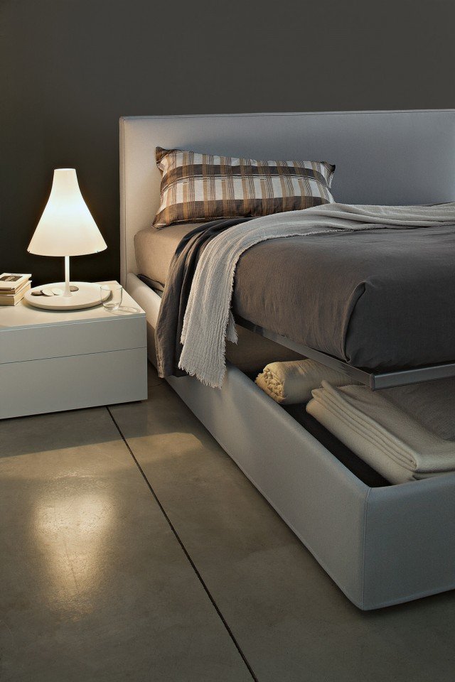 Camille di Officinadesign Lema si contraddistingue per la rigorosità e il minimalismo del disegno: nessuna concessione al superfluo a favore di una essenzialità senza tempo. Completamente sfoderabile, ha sottili piedini metallici che lo staccano leggermente da terra e nella versione larga 179 cm nasconde una comoda rete a sollevamento con sottostante pratico elemento contenitore. È disponibile in tessuto, eco-pelle e pelle in quattro diverse larghezze. L 149/169/179/189 x H 100 x P 216 cm. Camille di Officinadesign Lema si contraddistingue per la rigorosità e il minimalismo del disegno: nessuna concessione al superfluo a favore di una essenzialità senza tempo. Completamente sfoderabile, ha sottili piedini metallici che lo staccano leggermente da terra e nella versione larga 179 cm nasconde una comoda rete a sollevamento con sottostante pratico elemento contenitore. È disponibile in tessuto, eco-pelle e pelle in quattro diverse larghezze. L 149/169/179/189 x H 100 x P 216 cm.