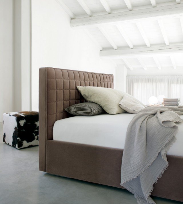 Picolit (design Officinadesign Lema), declinazione del sistema che include anche i modelli Camille e Semillon, è un letto tessile nel vero senso del termine: la testata leggermente imbottita grazie alla trapuntatura geometrica esalta infatti la sensorialità del rivestimento di tessuto, facendo rivivere il ricordo di letti di altri tempi. Dotato di sottili piedini metallici, è sfoderabile e rivestibile anche con eco-pelle o pelle e disponibile in quattro larghezze, tra cui quella di 179 cm che dispone di rete a sollevamento e sottostante utile vano contenitivo. L 149/169/179/189 x H 90 x P 212,5 cm. Picolit (design Officinadesign Lema), declinazione del sistema che include anche i modelli Camille e Semillon, è un letto tessile nel vero senso del termine: la testata leggermente imbottita grazie alla trapuntatura geometrica esalta infatti la sensorialità del rivestimento di tessuto, facendo rivivere il ricordo di letti di altri tempi. Dotato di sottili piedini metallici, è sfoderabile e rivestibile anche con eco-pelle o pelle e disponibile in quattro larghezze, tra cui quella di 179 cm che dispone di rete a sollevamento e sottostante utile vano contenitivo. L 149/169/179/189 x H 90 x P 212,5 cm.