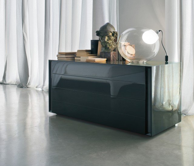 I cassettoni alti e bassi della famiglia Luna (design Marelli e Molteni) si distinguono per la linea sobria, impreziosita da incisioni laterali a 45° che ne potenziano la personalità senza perdere in rigore e pulizia del disegno. Disponibili in più finiture – laccati opachi e lucidi, rovere moro, rovere tabacco – gli elementi contenitivi possono servire con discrezione a più funzioni, sia nella zona giorno sia in quella notte. L 60/65/130 x H 43/70/125 x P 45/51/55 cm. I cassettoni alti e bassi della famiglia Luna (design Marelli e Molteni) si distinguono per la linea sobria, impreziosita da incisioni laterali a 45° che ne potenziano la personalità senza perdere in rigore e pulizia del disegno. Disponibili in più finiture – laccati opachi e lucidi, rovere moro, rovere tabacco – gli elementi contenitivi possono servire con discrezione a più funzioni, sia nella zona giorno sia in quella notte. L 60/65/130 x H 43/70/125 x P 45/51/55 cm.