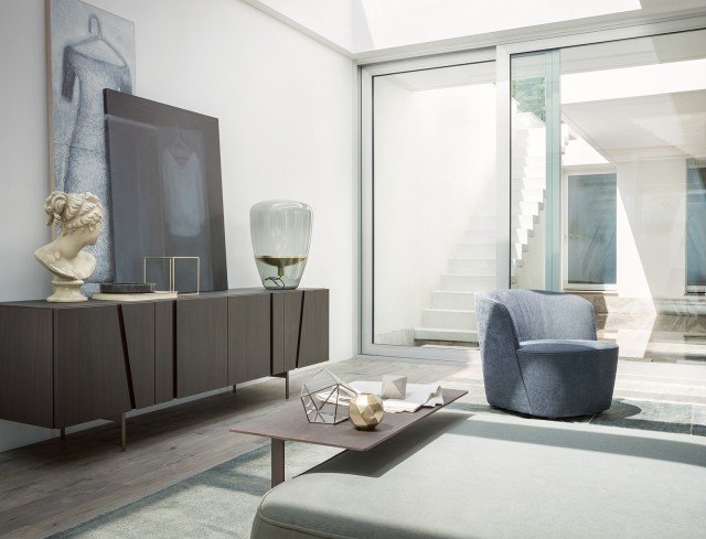 La madia Picture (design Cairoli & Donzelli) rompe l’orizzontalità del suo volume con i tagli astratti della superficie frontale, ispirati alle decorazioni degli anni Settanta. Un aspetto elegantemente curato frutto di una scelta progettuale basata sugli opposti: volume dalla forte presenza espressiva di rovere termotrattato, sottile top di vetro laccato, essenziale base di sostegno di metallo bronzato. E mix perfetto tra processi industriali avanzati e sapienza artigianale. L 221,5 x H 70 x P 53 cm. La madia Picture (design Cairoli & Donzelli) rompe l’orizzontalità del suo volume con i tagli astratti della superficie frontale, ispirati alle decorazioni degli anni Settanta. Un aspetto elegantemente curato frutto di una scelta progettuale basata sugli opposti: volume dalla forte presenza espressiva di rovere termotrattato, sottile top di vetro laccato, essenziale base di sostegno di metallo bronzato. E mix perfetto tra processi industriali avanzati e sapienza artigianale. L 221,5 x H 70 x P 53 cm.