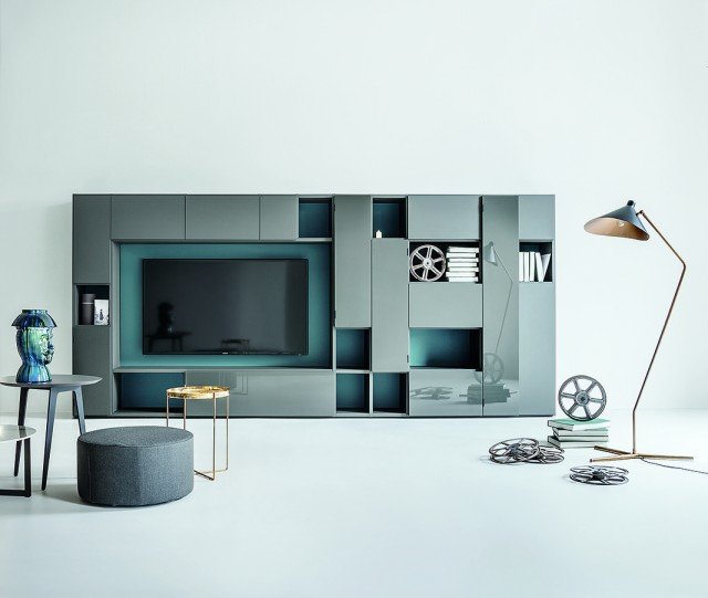 Questa composizione Selecta (Officinadesign Lema) è organizzata con un ampio vano per il televisore, alternando vani a giorno e spazi chiusi da ante di spessore sia normale sia maxi, oltre che le finiture: lucida Alga e opaca Fango, con fondo color Avio. Un esempio della versatilità di questo sistema, studiato per un utilizzo variegato e funzionale aggregando gli elementi al proprio bisogno, anche per combinazioni sviluppate più in orizzontale che in altezza. Le misure di questa soluzione sono L 226,8 x H 249,8 x P 36,6 cm. Questa composizione Selecta (Officinadesign Lema) è organizzata con un ampio vano per il televisore, alternando vani a giorno e spazi chiusi da ante di spessore sia normale sia maxi, oltre che le finiture: lucida Alga e opaca Fango, con fondo color Avio. Un esempio della versatilità di questo sistema, studiato per un utilizzo variegato e funzionale aggregando gli elementi al proprio bisogno, anche per combinazioni sviluppate più in orizzontale che in altezza. Le misure di questa soluzione sono L 226,8 x H 249,8 x P 36,6 cm.