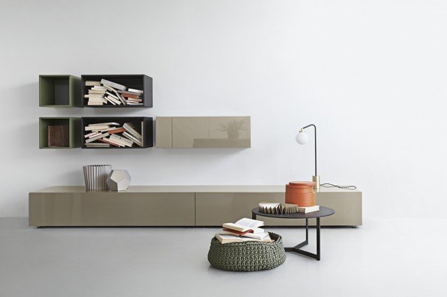 Si sviluppa tutta in orizzontale con raffinati seppure decisi accostamenti cromatici questa versione di T030 (design Piero Lissoni) pensata per una zona giorno moderna e funzionale, così come per un elegante angolo di lavoro. Gli elementi sospesi per libri e piccoli oggetti alternano vani a giorno e chiusi in diverse tinte, introducendo la lunga composizione di volumi chiusi poggiati a terra e ricreando una vera e propria piccola architettura domestica dall’originale presenza grafica. Le misure sono L 300 x H 142 x P 57,4 cm. Si sviluppa tutta in orizzontale con raffinati seppure decisi accostamenti cromatici questa versione di T030 (design Piero Lissoni) pensata per una zona giorno moderna e funzionale, così come per un elegante angolo di lavoro. Gli elementi sospesi per libri e piccoli oggetti alternano vani a giorno e chiusi in diverse tinte, introducendo la lunga composizione di volumi chiusi poggiati a terra e ricreando una vera e propria piccola architettura domestica dall’originale presenza grafica. Le misure sono L 300 x H 142 x P 57,4 cm.