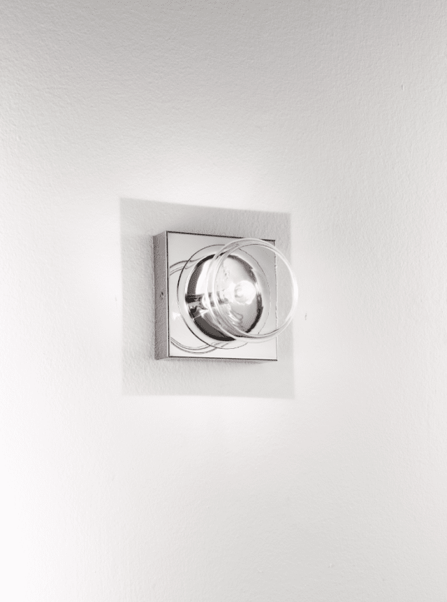 Il faretto a una luce Art. 168101.35 della serie Capriccio di Metal Lux (G4 20W) ha struttura in metallo cromato e vetro pirex trasparente. Misure 12 x12 x 12 cm. Prezzo 125 euro. www.metalluxlight.com Il faretto a una luce Art. 168101.35 della serie Capriccio di Metal Lux (G4 20W) ha struttura in metallo cromato e vetro pirex trasparente. Misure 12 x12 x 12 cm. Prezzo 125 euro. www.metalluxlight.com