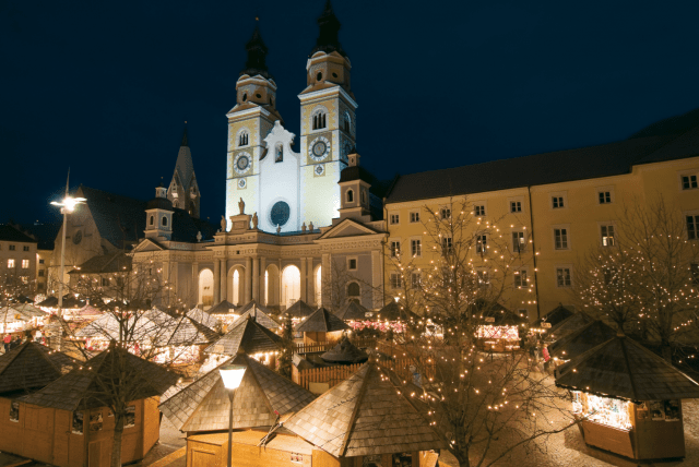 Il mercatino di Natale di Bressanone ha luogo sulla piazza centrale della città altoatesina. @ Alto Adige Marketing, Alex Filz Il mercatino di Natale di Bressanone ha luogo sulla piazza centrale della città altoatesina. @ Alto Adige Marketing, Alex Filz