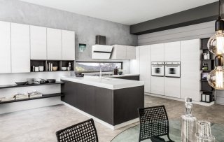 cucina con penisola di Oriente di Arrex Le Cucine cucina con penisola di Oriente di Arrex Le Cucine