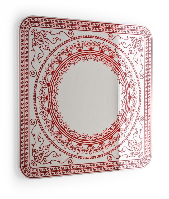 Lo specchio Damasco di Calligaris è decorato da serigrafie colorate sottovetro rosso lacca che si ispirano ai decori orientali: aggiunge un tocco esotico all'ambiente. É disponibile in tre formati e tre colori diversi. Misura L 60 x P 60 x H 1,8 cm. Prezzo 159 euro. www.calligaris.it Lo specchio Damasco di Calligaris è decorato da serigrafie colorate sottovetro rosso lacca che si ispirano ai decori orientali: aggiunge un tocco esotico all'ambiente. É disponibile in tre formati e tre colori diversi. Misura L 60 x P 60 x H 1,8 cm. Prezzo 159 euro. www.calligaris.it