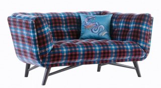 Il divano Profile di Roche Bobois è rivestito in velluto Tartan JP Gaultier in puro cotone scozzese. La struttura è in legno massiccio, i piedini sono in faggio massiccio tinto Wengé. È disponibile in tre misure. Prezzo su richiesta. www.roche-bobois.com Il divano Profile di Roche Bobois è rivestito in velluto Tartan JP Gaultier in puro cotone scozzese. La struttura è in legno massiccio, i piedini sono in faggio massiccio tinto Wengé. È disponibile in tre misure. Prezzo su richiesta. www.roche-bobois.com