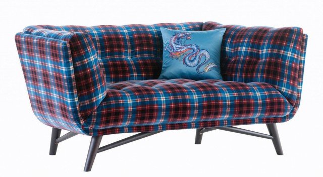 Il divano Profile di Roche Bobois è rivestito in velluto Tartan JP Gaultier in puro cotone scozzese. La struttura è in legno massiccio, i piedini sono in faggio massiccio tinto Wengé. È disponibile in tre misure. Prezzo su richiesta. www.roche-bobois.com Il divano Profile di Roche Bobois è rivestito in velluto Tartan JP Gaultier in puro cotone scozzese. La struttura è in legno massiccio, i piedini sono in faggio massiccio tinto Wengé. È disponibile in tre misure. Prezzo su richiesta. www.roche-bobois.com