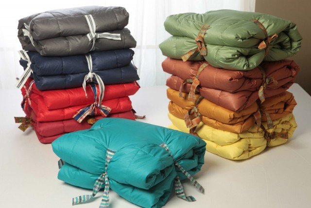 Il plaid Siesta di Cinelli è soffice e leggero, imbottito in 50% piumino d’Oca Europea, è rivestito in puro cotone ed è corredato di laccetti annodati sui tre lati: sono decorativi e permettono di piegarlo quando non serve. È disponibile in più di cinquanta colori moda. Misura L 130 x P 180 cm. Prezzo 154 euro. www.cinellipiumini.com Il plaid Siesta di Cinelli è soffice e leggero, imbottito in 50% piumino d’Oca Europea, è rivestito in puro cotone ed è corredato di laccetti annodati sui tre lati: sono decorativi e permettono di piegarlo quando non serve. È disponibile in più di cinquanta colori moda. Misura L 130 x P 180 cm. Prezzo 154 euro. www.cinellipiumini.com