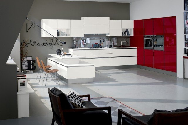 Like.Go di Veneta Cucine è un modello dal design contemporaneo in cui la penisola dotata di bancone snack coordinato nei colori e nei materiali domina la scena. La finitura laccato Lucido Bianco Burro degli elementi è scaldata dal Rosso Ciliegia dell’armadiatura laterale. Prezzo su richiesta. www.venetacucine.com Like.Go di Veneta Cucine è un modello dal design contemporaneo in cui la penisola dotata di bancone snack coordinato nei colori e nei materiali domina la scena. La finitura laccato Lucido Bianco Burro degli elementi è scaldata dal Rosso Ciliegia dell’armadiatura laterale. Prezzo su richiesta. www.venetacucine.com