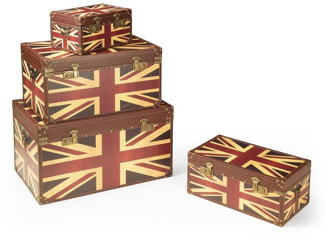 Il set di quattro bauli English di Novità Home è in Mdf e canvas stampato; cerniere, maniglie e rifiniture sono in metallo dorato. Misurano L 70 x P 40 x H 44 cm (il più grande). Prezzo 302 euro per il set. www.novitahome.com Il set di quattro bauli English di Novità Home è in Mdf e canvas stampato; cerniere, maniglie e rifiniture sono in metallo dorato. Misurano L 70 x P 40 x H 44 cm (il più grande). Prezzo 302 euro per il set. www.novitahome.com