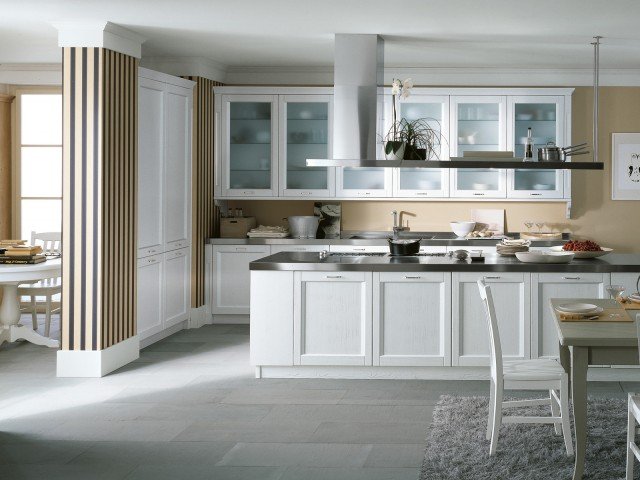 cucina con basi e colonne in abete spazzolato color gesso Nuovo Mondo di Scandola cucina con basi e colonne in abete spazzolato color gesso Nuovo Mondo di Scandola