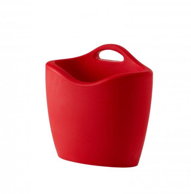 Il portariviste Mag di Slide è realizzato interamente in resistente polietilene da scegliere fra tante varianti di colore. Può essere usato anche come portabottiglie. Misura L 47 x P 25 x H 46 cm. Prezzo 91,50 euro. www.slidedesign.it Il portariviste Mag di Slide è realizzato interamente in resistente polietilene da scegliere fra tante varianti di colore. Può essere usato anche come portabottiglie. Misura L 47 x P 25 x H 46 cm. Prezzo 91,50 euro. www.slidedesign.it