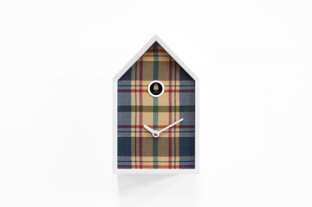 L’orologio Tartan di Progetti ha la forma di una piccola casa ed è rivestito nel tipico tessuto scozzese. La struttura è in legno verniciato bianco; in assenza di luce la suoneria si ferma automaticamente. Misura L 15 x P 12 x H 24 cm. Prezzo 367,40 euro. www.iprogetti.eu L’orologio Tartan di Progetti ha la forma di una piccola casa ed è rivestito nel tipico tessuto scozzese. La struttura è in legno verniciato bianco; in assenza di luce la suoneria si ferma automaticamente. Misura L 15 x P 12 x H 24 cm. Prezzo 367,40 euro. www.iprogetti.eu